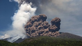 FOTO: Amukan Dahsyat Gunung Etna Muntahkan Lava Pijar