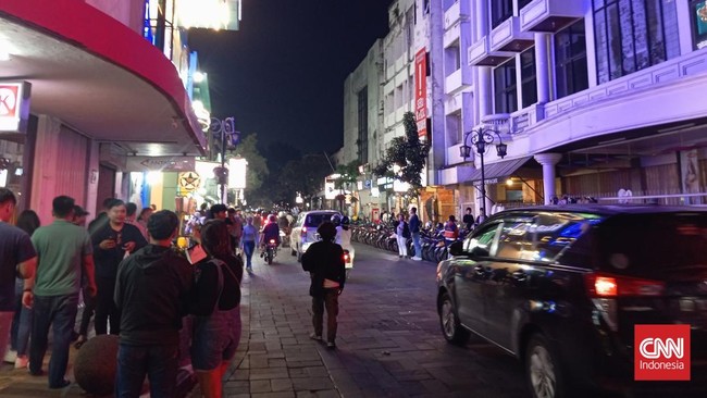 Hari pertama jam malam pelajar di Kota Bandung tidak efektif. Para remaja usia sekolah masih berkeliaran di sejumlah pusat keramaian.
