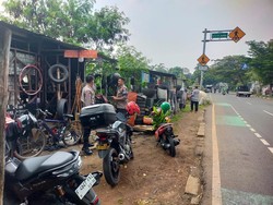 Polisi Cek TKP Mobil Dibobol Maling Modus Pecah Kaca di Depok