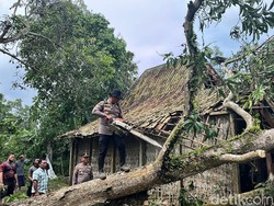 Puing Sisa Bencana Puting Beliung di Bangkalan Mulai Dibersihkan