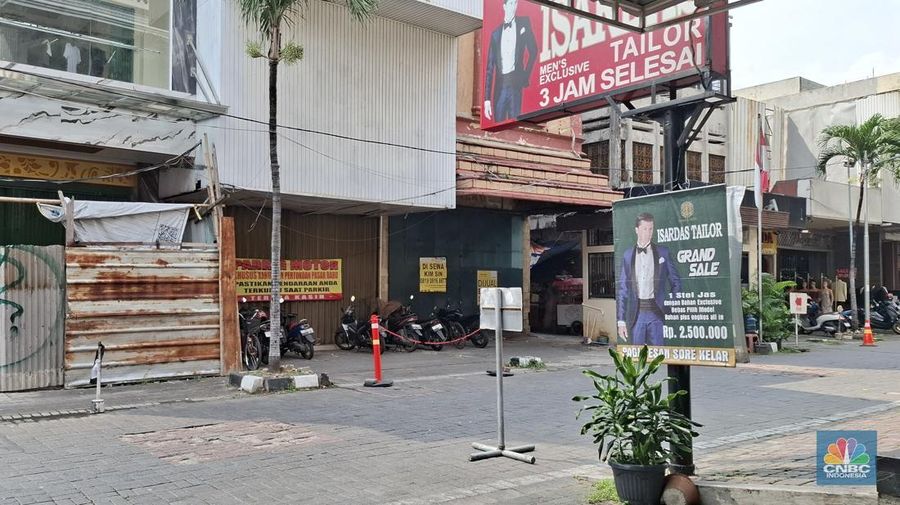 Pusat belanja di kawasan Pasar Baru, Jakarta Pusat tampak sepi tidak seperti dulu yang banyak pengunjung pada Selasa (3/6/2025). (CNBC Indonesia/Chandra Dwi)