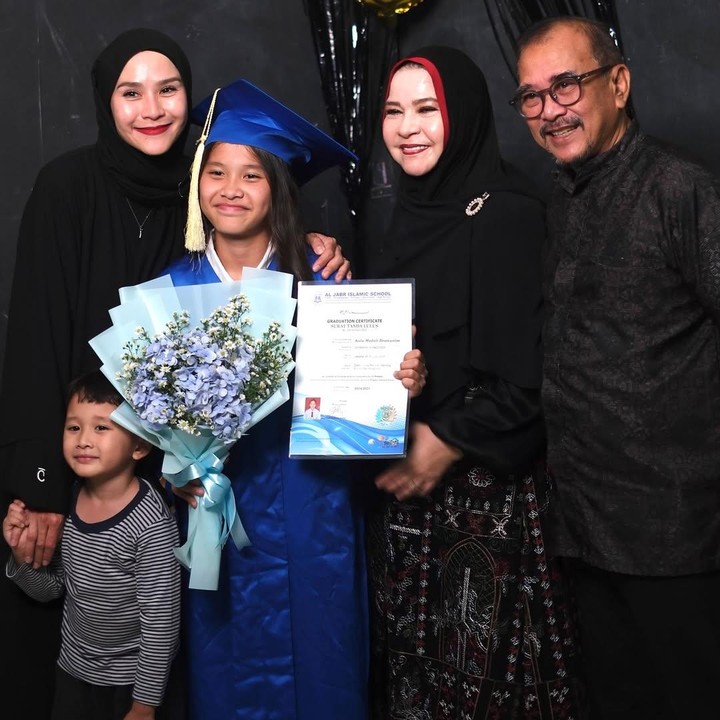 <p>Momen itu dibagikan langsung oleh Zaskia di akun Instagram pribadinya. Ia mengaku bersyukur dapat melihat kedua putrinya wisuda tepat lima menit sebelum nama anak-anaknya dipanggil. “Alhamdulillah Allah mudahkan, kita sampai 5menit persis sebelum nama Kala dipanggil,” tulisnya, dikutip dari laman Instagram @zaskiadyamecca<em>,</em> Selasa (27/5/2025). (Foto: Instagram @zaskiadyamecca)</p>