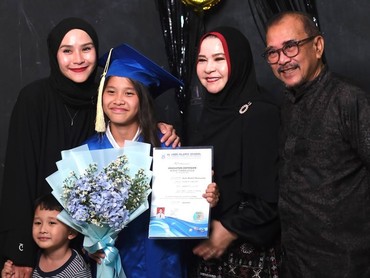 Baru Lulus, Ini Sosok 2 Anak yang Bikin Zaskia dan Hanung Pontang-panting dari Palestina