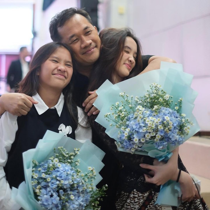 <p>Sebagai orang tua tentunya Bunda tak ingin melewatkan momen spesial bersama anak. Hal inilah yang dirasakan oleh pasangan Zaskia Adya Mecca dan Hanung Bramantyo yang menyempatkan waktu untuk hadir di acara wisuda anak-anaknya, Kana Sybilla dan Kala. (Foto: Instagram @zaskiadyamecca)</p>