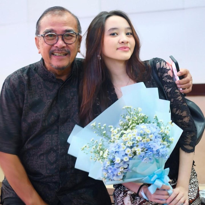 <p>Saat wisuda dilangsungkan, sang putri pun sempat menanyakan keberadaan kedua orang tuanya. “Syb chat pas acara, ‘Bia ini sebenarnya aku sama Kala ditonton siapa yaa gradnya?’ ‘Ada Bia dan abi sayang, Alhamdulillah kita sampai tepat waktunya’,” ujar Zaskia. (Foto: Instagram@zaskiadyamecca)</p>
