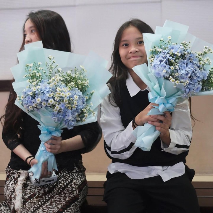 <p>Mengingat perjuangannya untuk sampai tepat waktu, Zaskia mengaku bersyukur perjalanannya dimudahkan. “Allah udah tau kebutuhan dadakan kita.. emang percaya sama takdir udah paling bener yaa.. enggak ada habisnya membahas kebesaranNYA aku tuh. Btw, selamat memasuki SMP juga SMA gadis2nya Bia… jadikan ilmu gudang manfaat ya sayang! Barakallahufiik,” ungkapnya. (Foto: Instagram@zaskiadyamecca)</p>