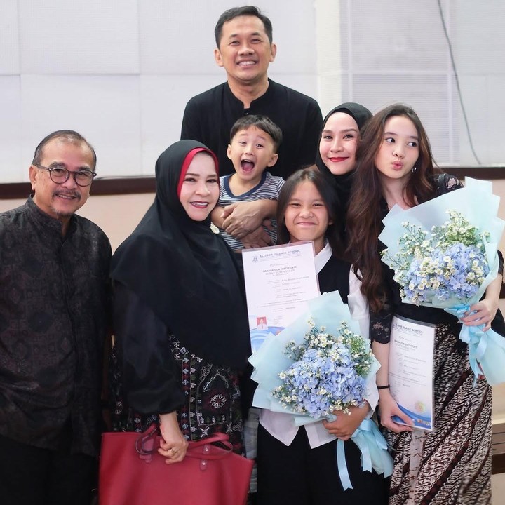 <p>Usut punya usut, ternyata Zaskia dan Hanung baru saja pulang dari Palestina. “Berangkat ke p l s t n (Palestina) udah kita atuuur banget waktunya krn berdekatan dengan graduation anak-anak, karena enggak fair aja rasanya di sana urus orang tapi anak sendiri terlewatkan moment pentingnya,” tuturnya. (Foto: Instagram@zaskiadyamecca)</p>