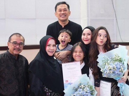Momen Zaskia Adya Mecca Hadir 5 Menit Sebelum Anak Wisuda, Ternyata Baru Pulang dari Palestina