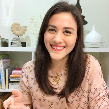 Kisah Mualaf Adik Darius Sinathrya, Tertarik dengan Islam Sejak SMA