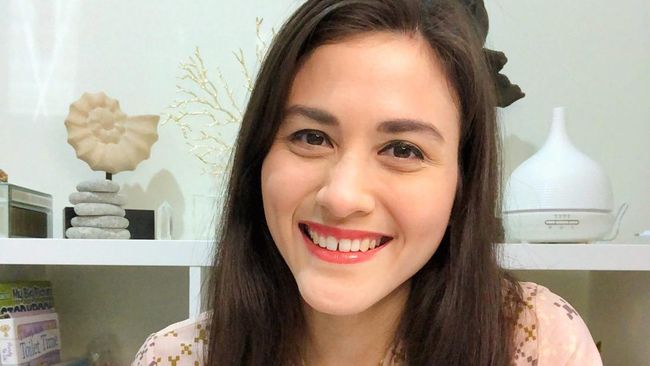 Kisah Mualaf Adik Darius Sinathrya, Tertarik dengan Islam Sejak SMA