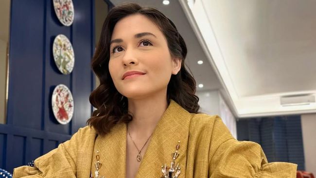 Pertanyakan Nabi Isa hingga Nazar Masuk Islam, Ini Perjalanan Mualaf Samanta Adik Darius Sinathrya