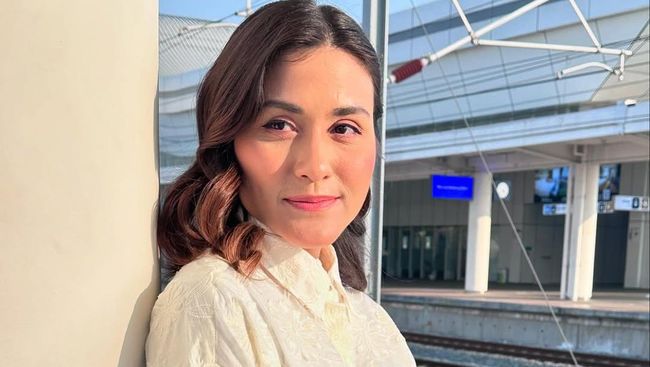 Profil Samanta Elsener Adik Darius Sinathrya yang Masuk Islam