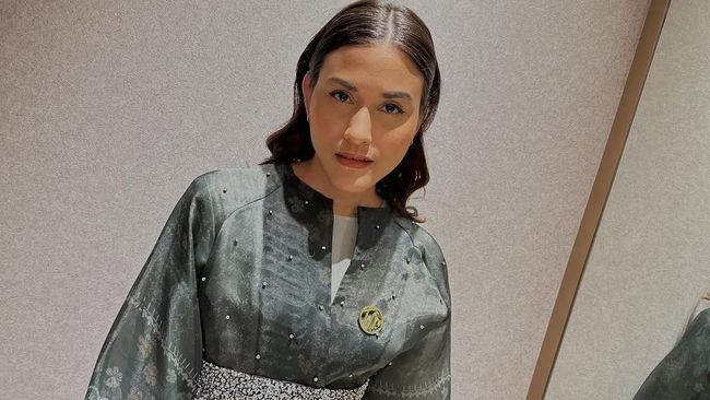 Selalu Tampil Tertutup, 7 Potret Gaya Busana Adik Darius Sinathrya yang Beda Agama