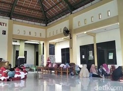 Siswa TK Ngungsi di Balai Desa Sukowati Dampak Bau Busuk Pabrik Tembakau