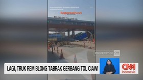 VIDEO: Lagi, Truk Rem Blong Tabrak Gerbang Tol Ciawi
