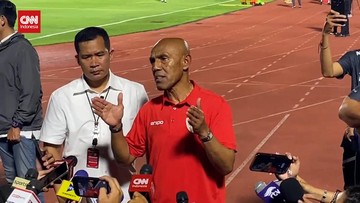 Berita Panas dari Dunia Sport CNN : VIDEO: Simon Tahamata Fasih Bahasa Indonesia