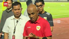 VIDEO: Momen Simon Tahamata Jawab Wartawan Gunakan Bahasa Indonesia