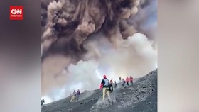 VIDEO: Momen Para Pendaki Kocar-kacir saat Gunung Etna Italia Meletus