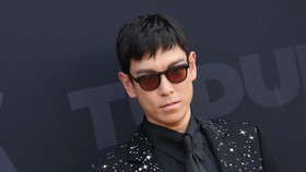 FOTO: T.O.P Akhirnya Kembali Bergaya di Karpet Merah Berkat Squid Game