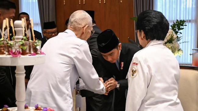 Wakil Presiden Gibran Rakabuming Raka mengunggah foto momen dirinya bersama Presiden RI ke-5 Megawati Soekarnoputri dan Wakil Presiden ke-6 Try Sutrisno.