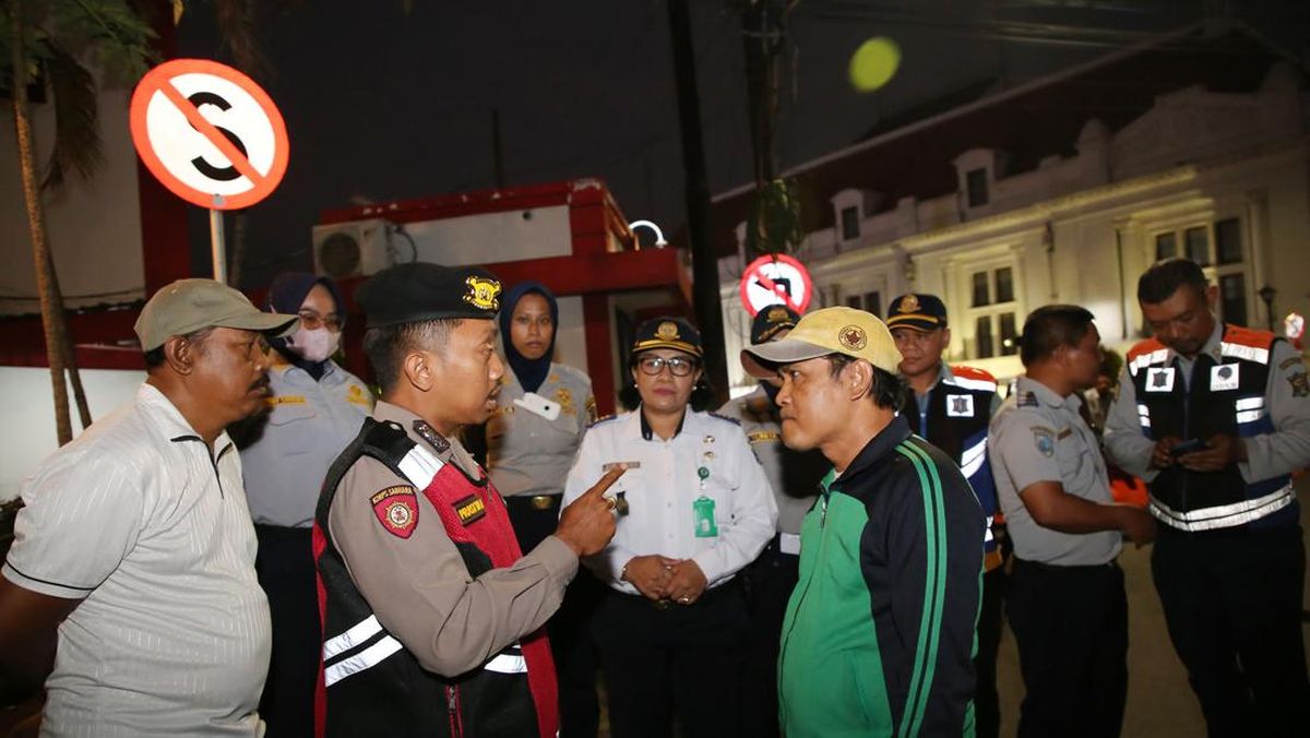 Walkot Surabaya Segel Lahan Parkir Minimarket Gegara Jukir Liar