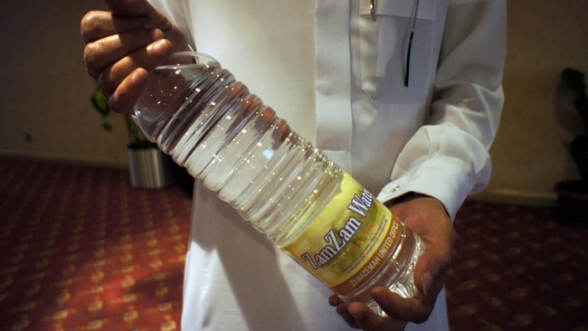 Rasulullah Sebut Air Terburuk Kebalikan Zamzam, Ada di Negara Ini? Nabi Muhammad SAW pernah mengatakan bahwa ada sebuah air yang paling buruk di dunia, jauh berbeda dibandingkan zamzam.