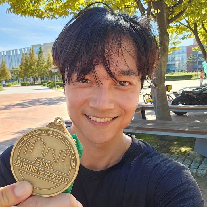 <p>Ia beberapa kali mengunggah foto saat mendapatkan medali dari lari maraton. (Foto: Instagram @seo.do.young)</p>