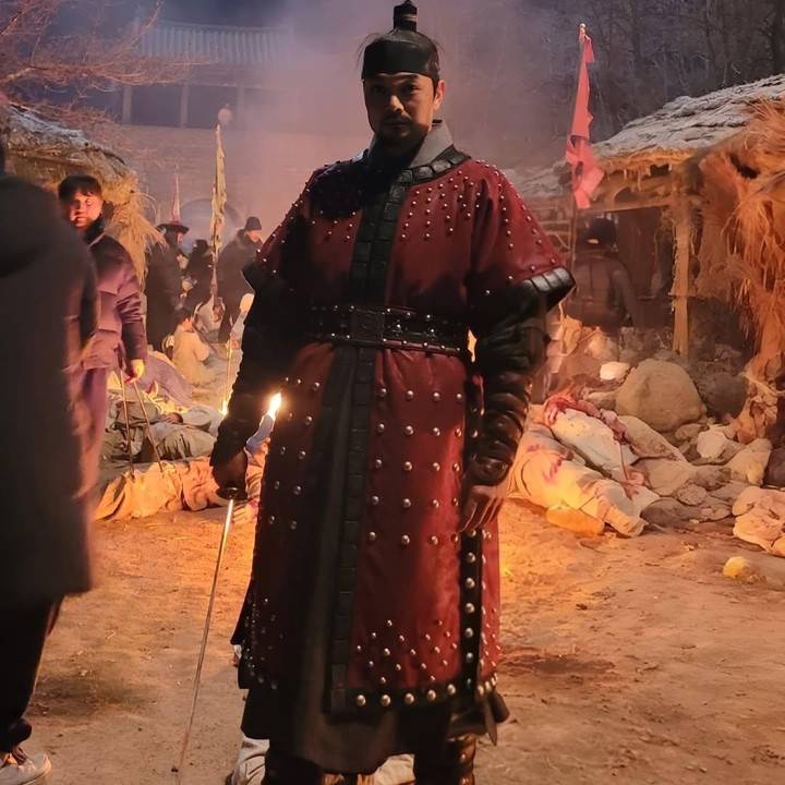 <p>Drama Korea The Haunted Palace akan memasuki episode terakhirnya pekan ini. Sosok pemeran Palcheokgwi atau roh 2,5 meter pun berhasil mencuri perhatian. (Foto: Instagram @seo.do.young)</p>