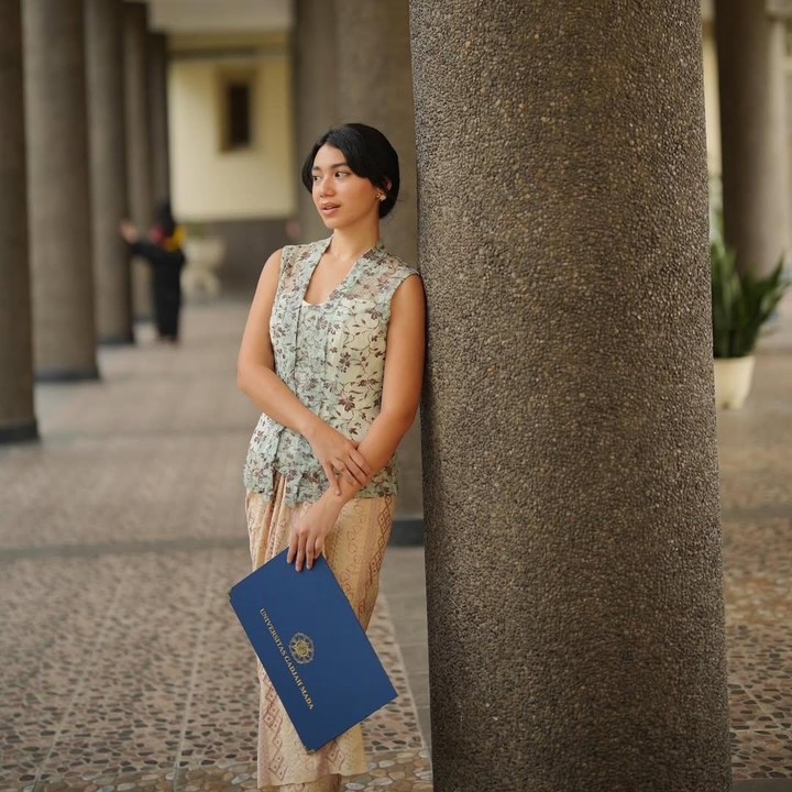 <p>Di acara kelulusannya, Shalimah tampil cantik mengenakan kebaya kutubaru <em>sleveeless</em> atau tanpa lengan dengan motif bunga. Shalimah memadukan kebayanya dengan kain batik modern. (Foto: Instagram @shalimahakim)</p>