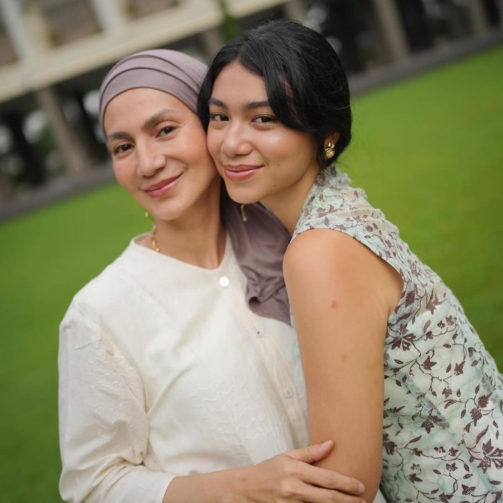 <p>Noor Shalima Zamaiya Hakim, putri Wanda Hamidah, juga baru saja lulus dari Universitas Gadjah Mada (UGM). Perempuan cantik satu ini diketahui lulus dengan gelar sarjana hukum, lho, Bunda.&nbsp;(Foto: Instagram @shalimahakim)</p>