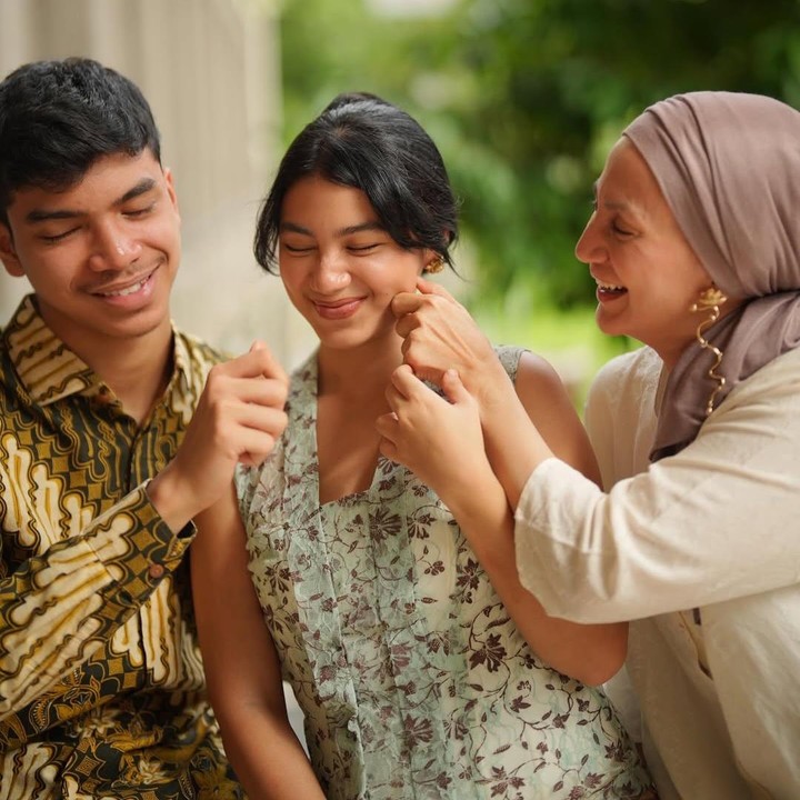 <p>Di hari kelulusannya, Shalimah mendapat dukungan langsung dari sang Bunda dan adik laki-lakinya. Perempuan 23 tahun ini membagikan potret hari spesial itu di akun media sosial miliknya. "<em>ok now onwards</em> (thx ibu & adek udh nganterin)," ungkap Shalimah. (Foto: Instagram @shalimahakim)</p>