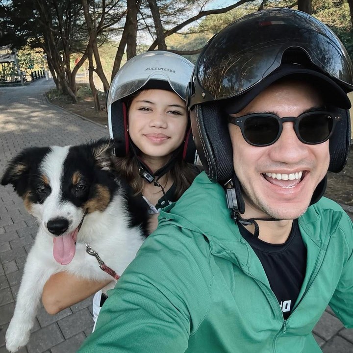 <p>Andrew memang selalu menyempatkan diri untuk <em>quality time</em> bersama istri dan kedua anaknya. Bagi pria kelahiran Australia ini, pekerjaan mengantar sang putri pergi sekolah seperti sebuah keharusan bahkan ketika dirinya disibukkan dengan urusan pekerjaan. (Foto: Instagram @andrew.white._)</p>