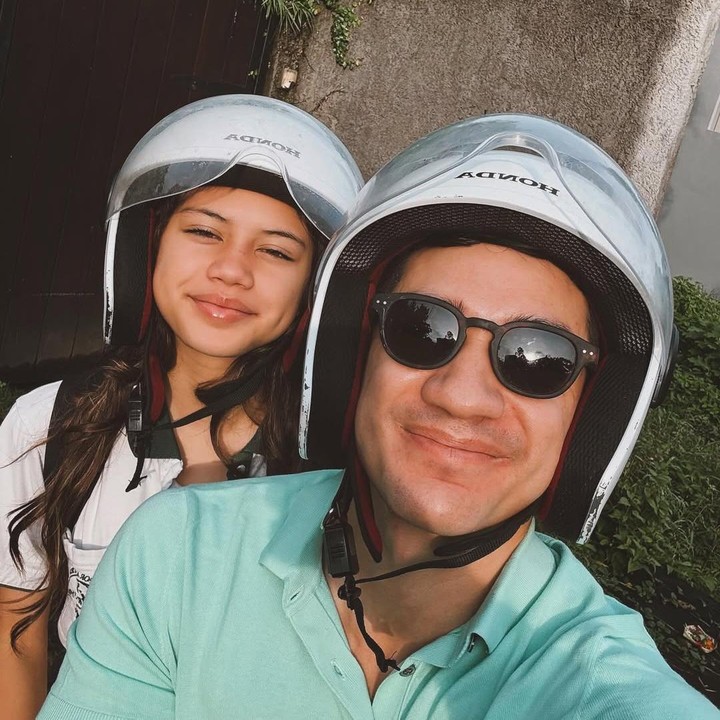 <p>Aktor Andrew White saat ini menetap di Bali bersama sang istri Nana Mirdad dan kedua anak mereka. Melalui akun Instagram miliknya, Andrew kerap membagikan aktivitasnya selama tinggal di Pulau Dewata. Salah satu aktivitas rutinnya adalah mengantar dan menjemput sang putri Sarah dari sekolah. (Foto: Instagram @andrew.white._)</p>