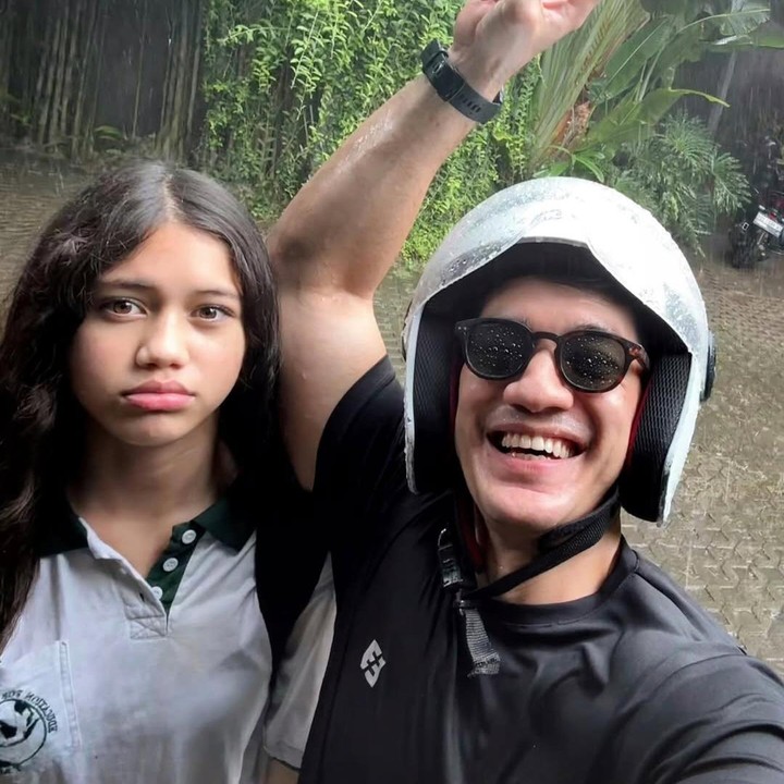 <p>Baru-baru ini, Andrew me-<em>posting</em> fotonya saat menjemput Sarah dengan mengendarai motor. Andrew terpaksa menerjang hujan untuk menjemput Sarah. Andrew tampaknya tak mau ambil pusing dengan hal tersebut dan menganggapnya sebagai risiko naik motor. "Yahhh risiko jemput anak naik motor pas mendung… gak bawa jas hujan pula, untung yg basa kuyup yg di depan ya!! Hehehe," tulisnya di unggahan ini. (Foto: Instagram @andrew.white._)</p>