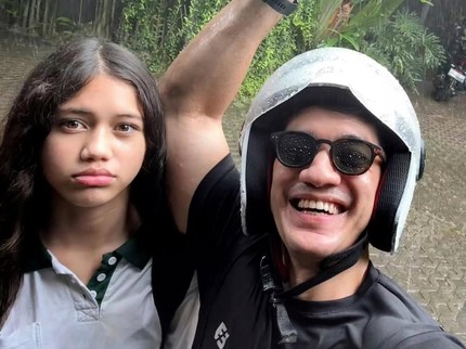 5 Potret Andrew White Bersama Sang Putri, Terbaru Kehujanan saat Jemput Naik Motor