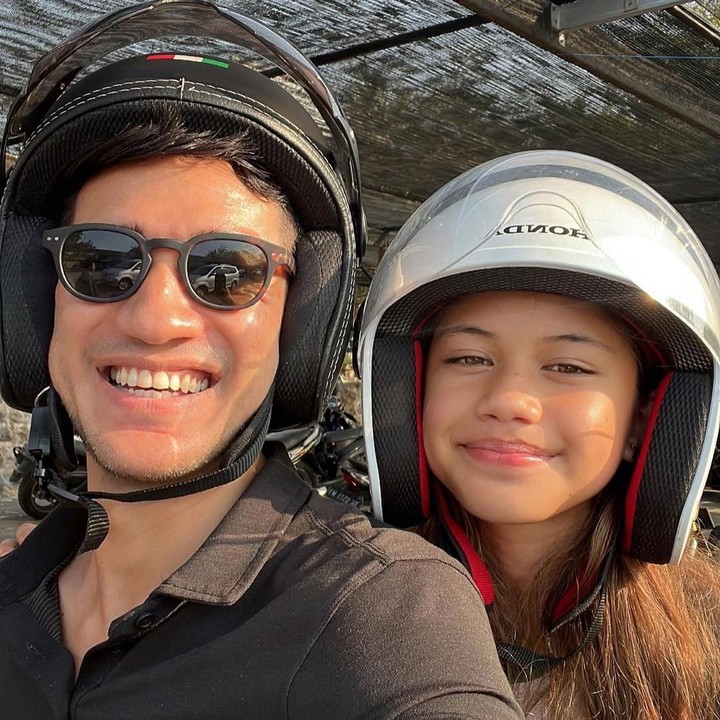 <p>Bukan kali ini saja Andrew White membagikan aktivitasnya mengantar dan menjemput Sarah. Pria 39 tahun ini juga pernah mengunggah fotonya bersama sang putri yang naik motor untuk beraktivitas di Bali. Andrew punya alasan menarik kenapa ia memutuskan untuk melakukan aktivitas tersebut, Bunda. "<em>Building childhood memories</em>!! Ya secapek apa pun aku selalu berusaha untuk nganter anak2 sekolah. Ya bukan hal yg gimana2 sih tapi dapet waktu ngobrol bonus sama mereka hehe," ujarnya dalam salah satu unggahan. (Foto: Instagram @andrew.white._)</p>