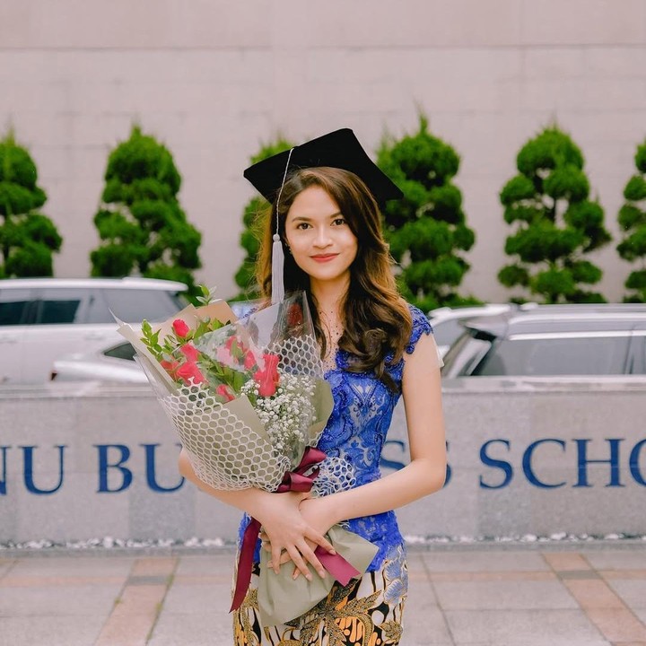 <p>Sebelum menjadi manajer No Na, Afit diketahui pernah menempuh pendidikan di Universitas Indonesia. Ia juga pernah menimba ilmu di Seoul National University (SNU) dan berhasil meraih gelar Master of Business Administration. (Foto: Instagram @meafit)</p>