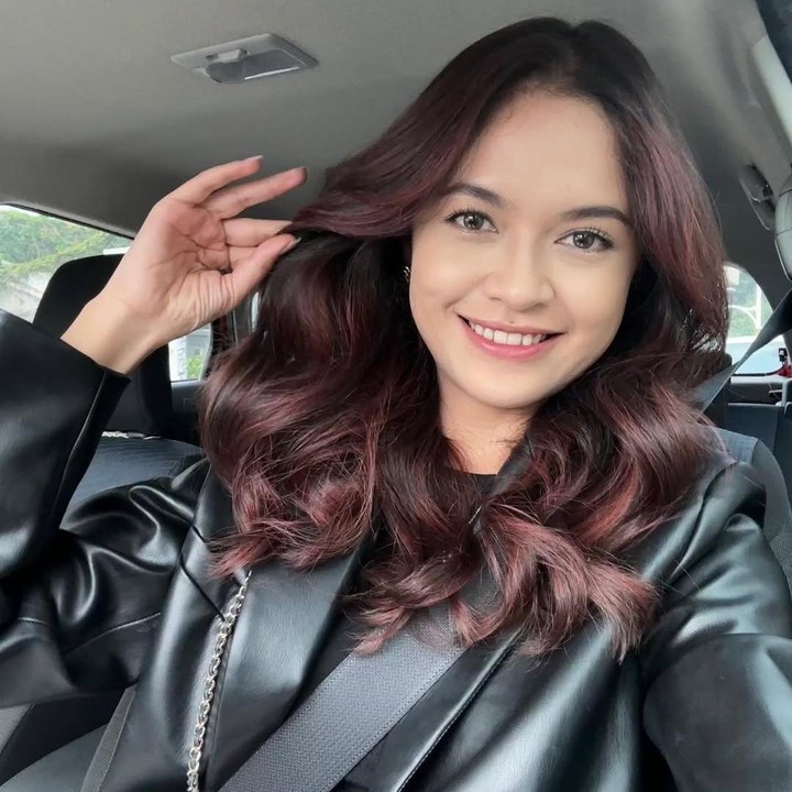 <p>Girl group Indonesia No Na tengah naik daun sejak debut pada awal Mei lalu. Sosok penting yang banyak dibicarakan setelah No Na debut adalah Annisa Fitriana. Runner Up Putri Indonesia 2019 ini merupakan manajer dari No Na, Bunda. (Foto: Instagram @meafit)</p>