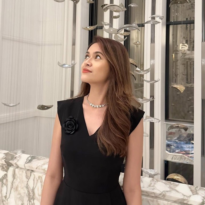 <p>Annisa Fitriana atau akrab disapa Afit disebut sebagai orang yang paling berjasa buat No Na. Dalam gelaran acara <em>Head in the Clouds</em> di Amerika Serikat belum lama ini, Afit sempat membagikan potret kebersamannya dengan keempat personel No Na yang tampil di festival musik tersebut. (Foto: Instagram @meafit)</p>