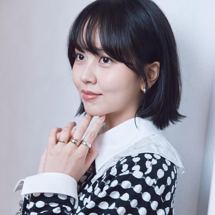<p>Artis Kim So Hyun kembali hadir lewat drama Korea terbaru berjudul Good Boy di mana ia menjadi lawan main Park Bo Gum. Perempuan berusia 26 tahun ini dikenal memiliki gaya rambut yang khas, yakni berponi. (Foto: Instagram @wow_kimsohyun)</p>