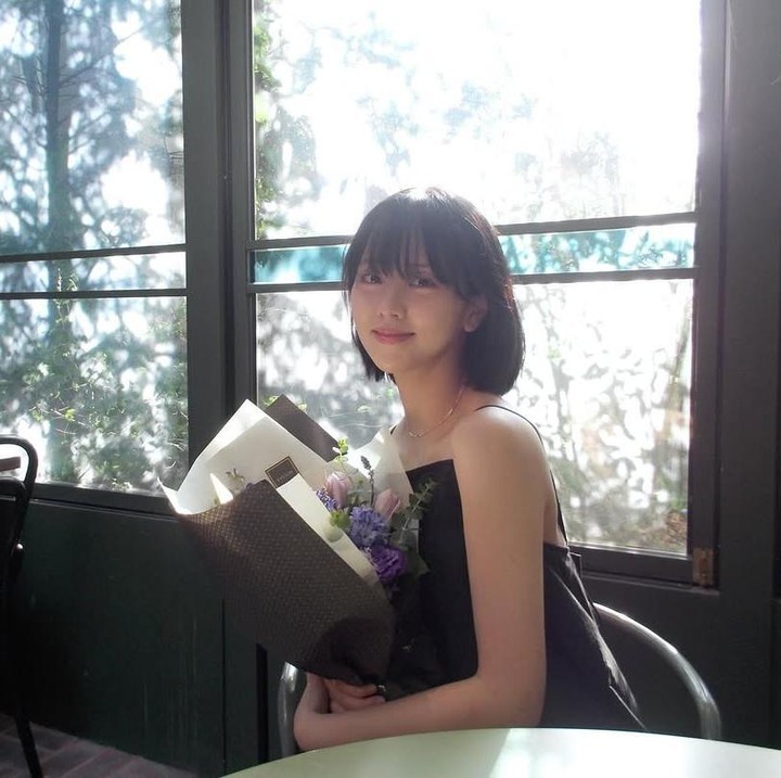 <p>Sementara dalam foto ini, Kim So Hyun terlihat elegan dengan gaya rambut classic bob, yang memperlihatkan lehernya yang jenjang. (Foto: Instagram @wow_kimsohyun)</p>