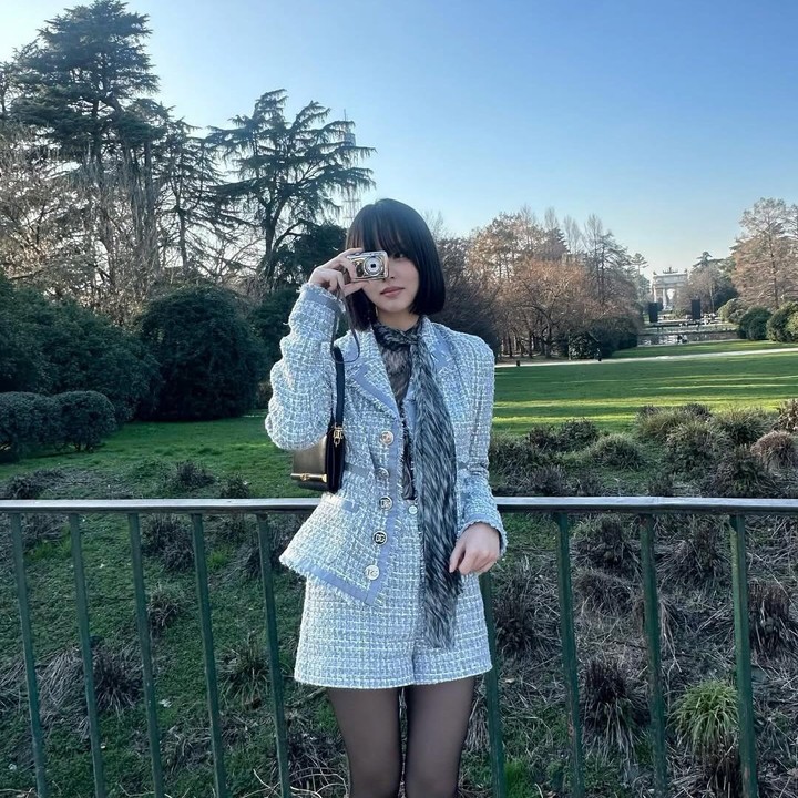 <p>Masih dengan classic bob, Kim So Hyun, terlihat memesona saat menghadiri sebuah acara fashion show. (Foto: Instagram @wow_kimsohyun)</p>