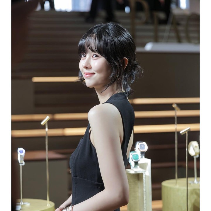 <p>Tak hanya tergerai, Kim So Hyun juga menata rambut bobnya dengan half up bun. (Foto: Instagram @wow_kimsohyun)</p>