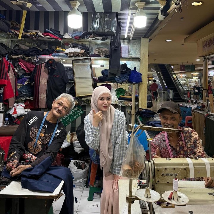 <p>Pada <em>postingan</em> itu, Ayana mengaku cukup sulit menemukan penjahit yang dapat memperbaiki baju sesuai dengan keinginannya. Namun, sepertinya kini ia telah menemukan penjahit yang akan menjadi langganannya, Bunda. “Karena saya selalu perlu mengecilkan ukuran baju saya, cukup melelahkan untuk bisa dapat penjahit yang bagus,” ungkapnya. (Foto: Instagram@xolovelyayana)</p>