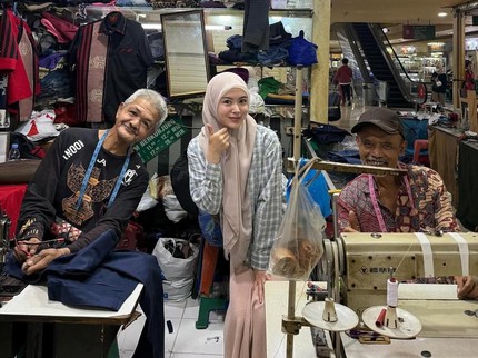 Selebgram Korea Ayana Moon Permak Baju di Blok M, Intip 5 Potretnya ala Warga Lokal