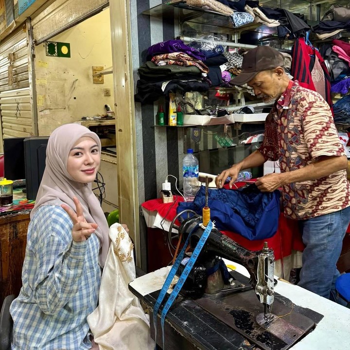<p>Bak warga lokal, Ayana mengaku penjahit itu juga memberikan harga yang cukup terjangkau dengan kualitas terbaik. “Tapi bapak-bapak ini berhasil melakulannya dalam sekejap mata dengan harga yang sangat terjangkau,” sambungnya. (Foto: Instagram@xolovelyayana)</p>