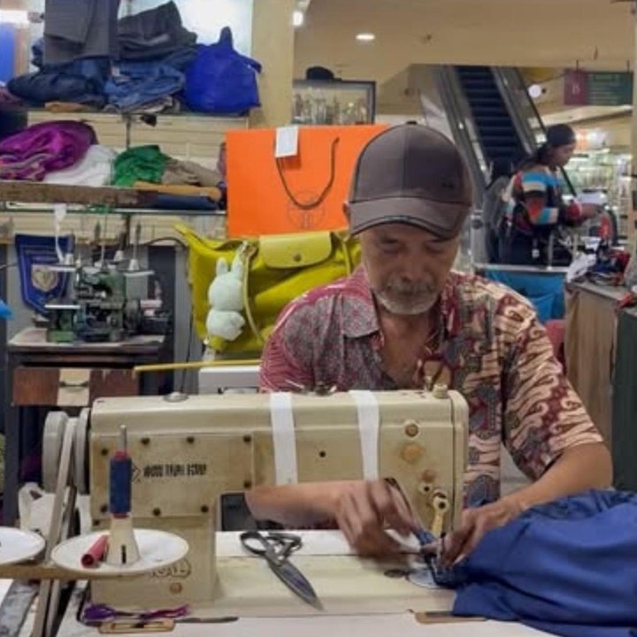 <p>Ia pun tak lupa mengajak para pengikutnya di Instagram untuk menggunakan jasa sang penjahit. “Kalau kalian ke Blok M, datang ke tempat Bapak ini ya! Ini bukan promosi berbayar haha,” tuturnya. (Foto: Instagram@xolovelyayana)</p>