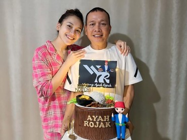 img-title Doa dan Janji Mengharukan Ayu Ting Ting pada Hari Ultah Ayah Rojak