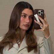 Sukses di Usia 28 Tahun, Ternyata Ini Sumber Kekayaan Hailey Bieber