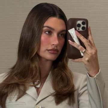 Sukses di Usia 28 Tahun, Ternyata Ini Sumber Kekayaan Hailey Bieber